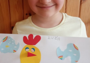 Dziewczynka prezentuje swoją pracę "Kurczaczek".