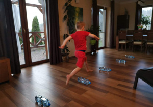 środowe zabawy sportowe z butelkami z wodą