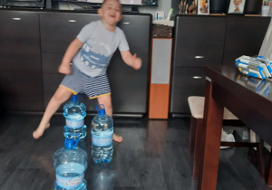 środowe zabawy sportowe z butelkami z wodą