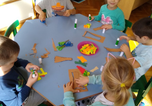 Dzieci pracują przy stoliku