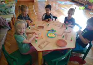Dzieci pracują przy stoliku