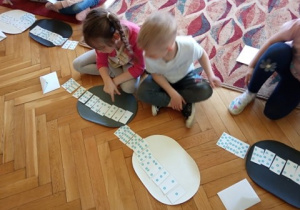 Dzieci podczas zajęć z edukacji matematycznej.