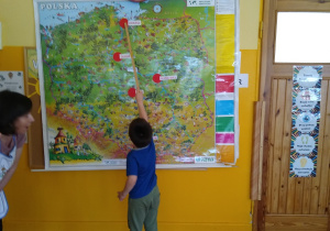 Chłopiec pokazuje Gdańsk na mapie