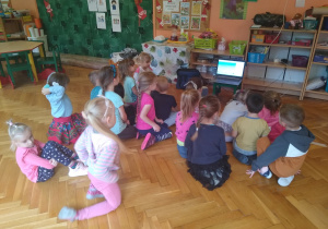Dzieci oglądają film