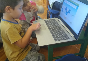 Chłopiec korzysta z komputera