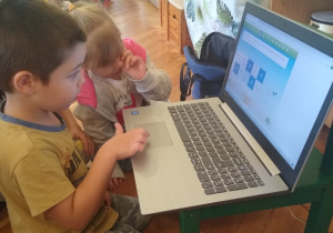 Chłopiec korzysta z komputera