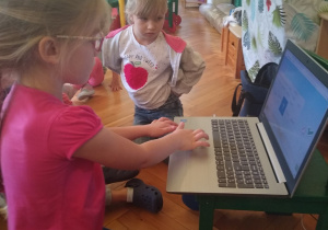 Dziewczynka korzysta z komputera