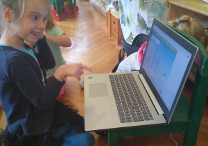 Dziewczynka korzysta z komputera