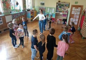 Dzieci z grupy IV tańczą poleczkę.