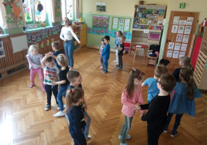Dzieci z grupy IV tańczą poleczkę.
