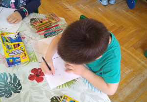 Chłopiec rysuje
