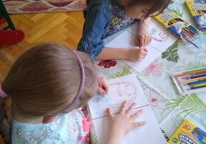 Dziewczynki rysują