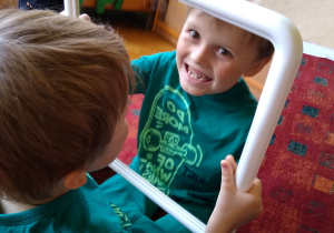 Chłopiec przegląda się w lustrze