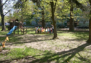 Zabawy z chustą animacyjną w ogrodzie przedszkolnym.