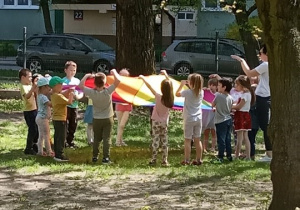Zabawy z chustą animacyjną w ogrodzie przedszkolnym.