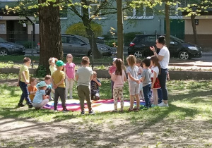 Zabawy z chustą animacyjną w ogrodzie przedszkolnym.