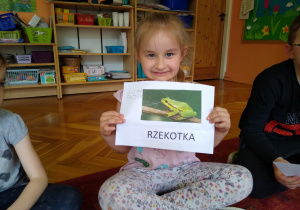 Dziewczynka prezentuje swoją pracę