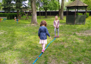 Dzieci bawią się w ogrodzie