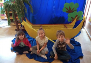 Dzieci przed łódką z herbu Łodzi