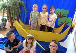 Dzieci przed łódką z herbu Łodzi