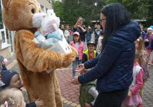 Dzieci bawią się na tarasie