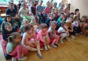 Dzieci oglądają występ
