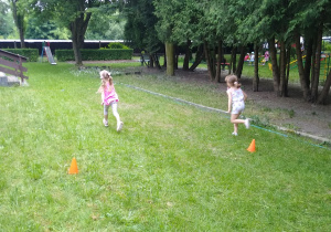 Dzieci bawią się w ogrodzie