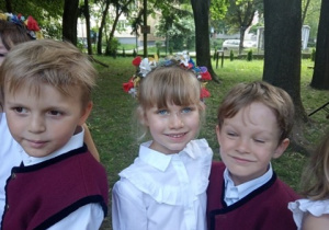 Dzieci z grupy IV podczas występu w ogrodzie.