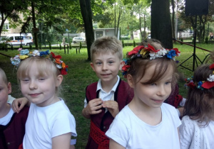 Dzieci z grupy IV podczas występu w ogrodzie.