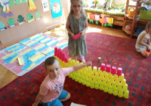 Dzieci budują z kubków.