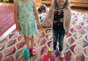 Dziewczynki zbudowały wieżę z kubków.