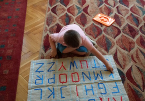 Chłopczyk rozpoznaje literki.