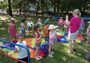 Zajęcia z języka angielskiego w ogrodzie.