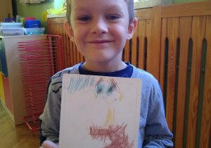 Dziecko prezentuje swój portret
