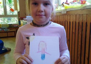 Dziecko prezentuje swój portret