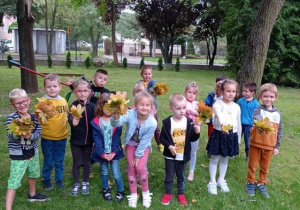 Dzieci z grupy V w przedszkolnym ogrodzie.