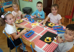 Dzieci z grupy V wykonują prace plastyczne zainspirowane obrazami Vincenta van Gogha.