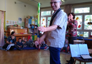 Muzyk prezentuje dzieciom klarnet