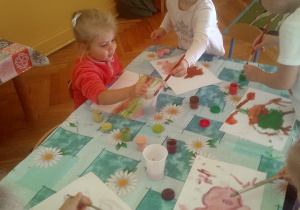 dzieci malują przy stole