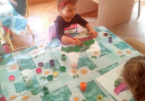 dzieci malują przy stole