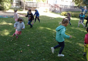 Dzieci bawią się w ogrodzie przedszkolnym.