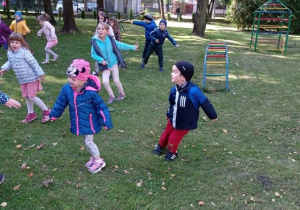 Dzieci bawią się w ogrodzie przedszkolnym.
