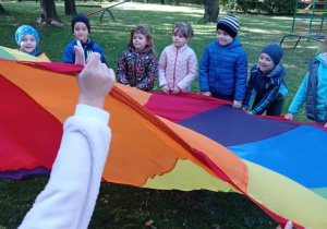 Zabawy z chustą animacyjną w ogrodzie.