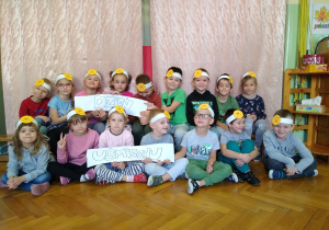 Grupa dzieci pozuje z napisem "Dzień Uśmiechu"