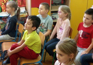Dzieci z gr. V oglądają przedstawienie.