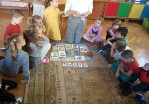 Dzieci z grupy V podczas zajęć z języka angielskiego.