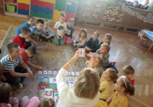 Dzieci z grupy V podczas zajęć z języka angielskiego.