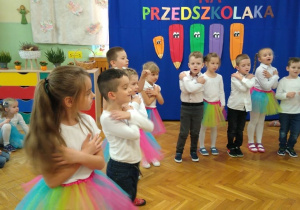 Dzieci z grupy V występują podczas "Pasowania na Przedszkolaka"