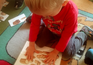 dzieci układają puzzle - pieczywo