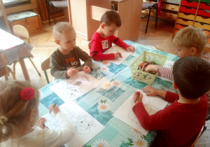 dzieci kolorują obrazek krówki